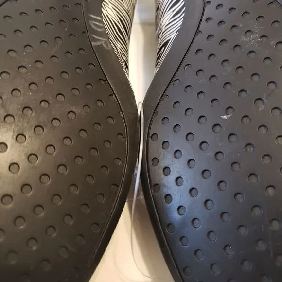 AT LOFT Blk & Wht Flats - Picture 4 of 5